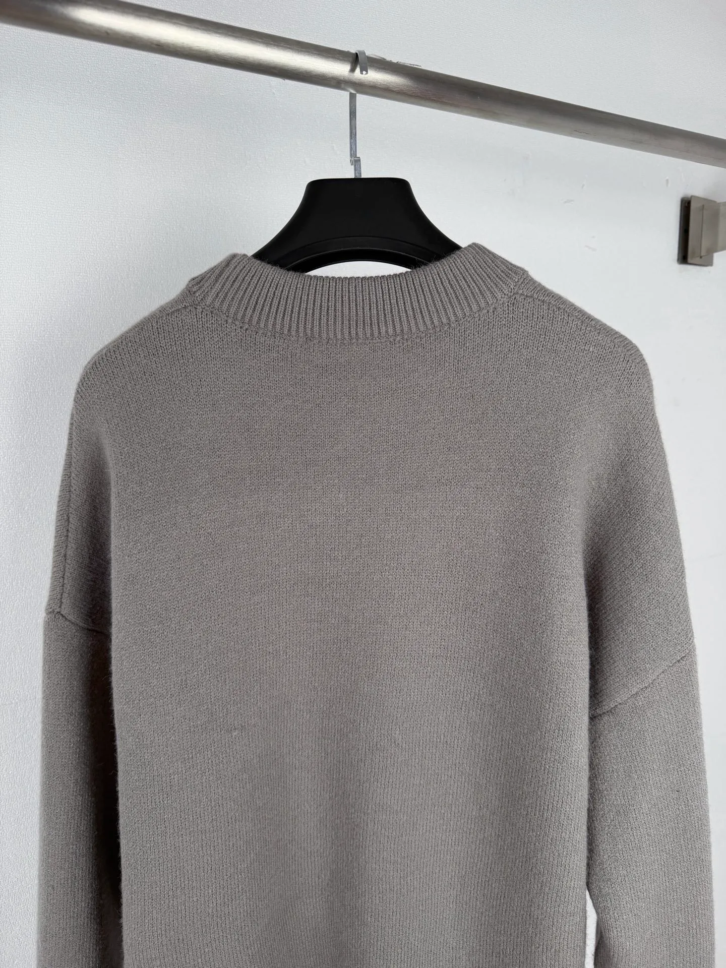 AMI Paris love jacquard crew neck sweater, custom-dyed luxurious Merino wool, soft and delicate, comfortable and close to the skin, with deep sea blue as the base, a calm spectrum dyed by twilight. A contrasting love heart jumps on the chest, quietly exuding its own charming halo. The brand is highly recognizable. The elegance and casualness of French fashion are the ultimate simplification of color, and convey the love and persistence of life. Meet the ultimate simplicity, the well-deserved king of Versatile. Process 1: Jacquard tissue imported from Germany. Precisely control the arrangement and interweaving of yarns. Carefully interweave on the loom. Ami love jacquard artistic pattern inlay. The fabric is more vivid and three-dimensional. Process 2: Softening and deodorizing process of ready-made clothes. Use professional washing equipment and specific detergents to deep clean and deodorize clothes. Improve the feel and appearance of clothes. Accessories: Customized 1:1 Ami Trademark Fit: Loose fit Size: S M L XL